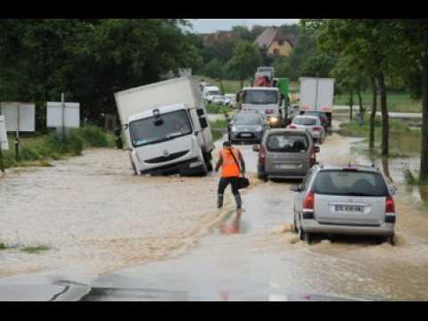Inondations: la RD466 et l'A36 sous les...