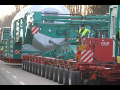 Le convoi de 109 m de long et pesant 890 tonnes en route pour...