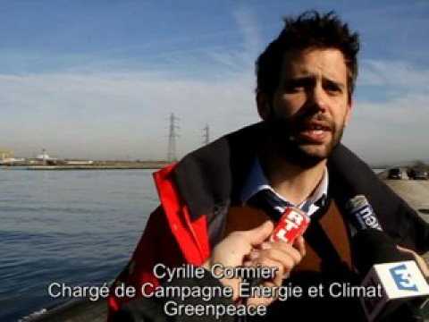 Des militants Greenpeace a la centrale nucleaire de Fessenheim...