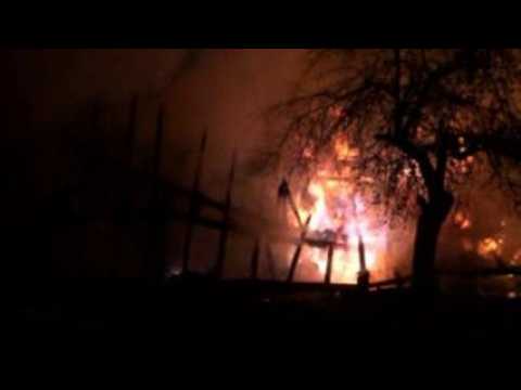 Une maison detruite par les flammes a...