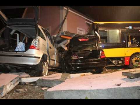 Spectaculaire accident de bus a...