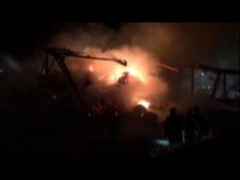 Une cinquantaine de pompiers mobilises pour lutter contre l'incendie d'un hangar agricole a...