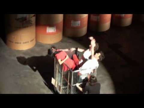 Le spectacle "A la Une" dans les locaux de...