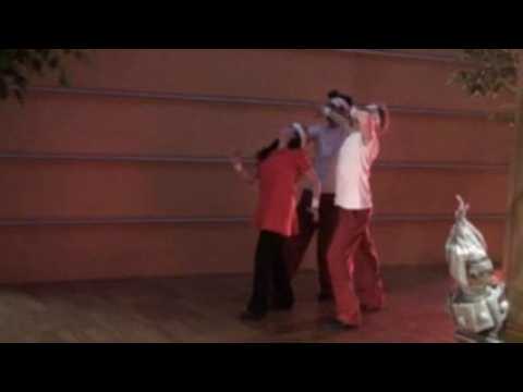 Le spectacle "A la Une" dans les locaux de...