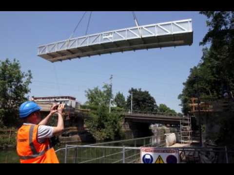 Mulhouse : une passerelle en alu de 18 metres au-dessus du...