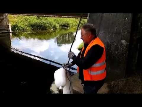 Pollution aux hydrocarbures : un barrage filtrant installé dans la Seille