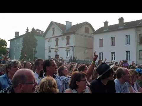 Soldat Louis et le public chantent en cœur aux Bouteilles Folles 2019