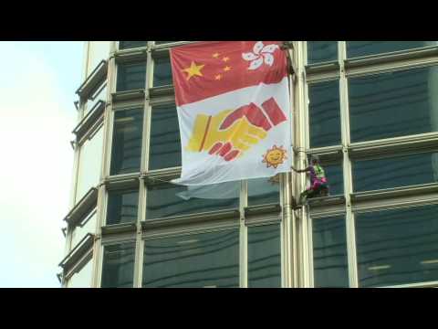 French 'Spiderman'scales HK skyscraper, unfurls 'peace' banner
