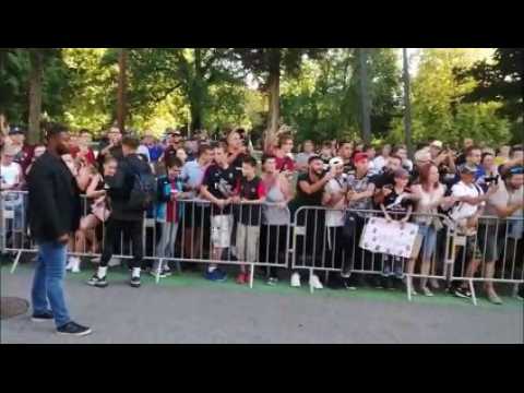 Le bus du PSG part rejoindre Saint-Symphorien, sous les cris et saluts des spectateurs messins
