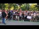 Le bus du PSG part rejoindre Saint-Symphorien, sous les cris et saluts des spectateurs messins