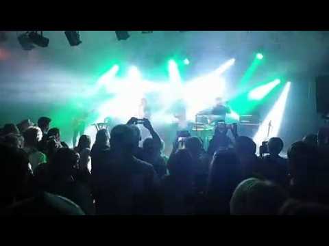 Le Vieux canal à Azerailles : sur le titre Hey you, Gaëtan Réchin Lê Ky-Huong du groupe Pony pony run run, a invité  une vingtaine de femmes du public à danser sur scène