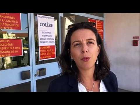 Pique-nique improvisé par des parents d’élèves de Besançon dont les enfants sont refusés à la cantine scolaire