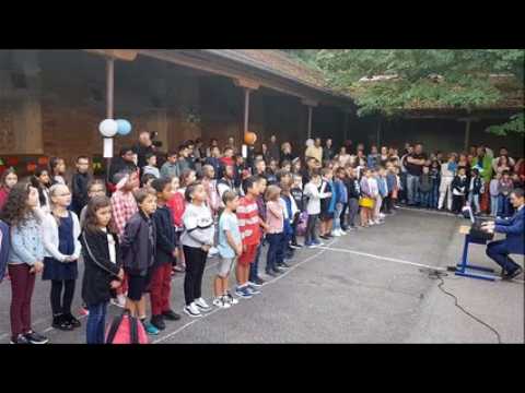 L'école primaire de la Loge-Blanche reprend en cœur "Douce France" de Charles Trenet, à l'occasion de la rentrée scolaire