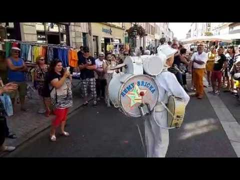 Lunéville : ciel bleu et musique sur la braderie avec Rémy Bricka