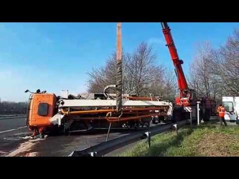 Loire: un poids lourd se couche sur l'A72, l'opération de relevage en vidéo