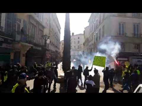 Acte XXII des Gilets jaunes : des jets de gaz lacrymogènes place Georges-Clémenceau