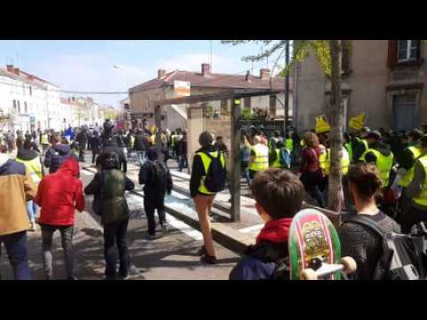 Acte XXII des Gilets jaunes : bagarre entre gilets jaunes après la destruction d'un abribus et la blessure d'un enfant