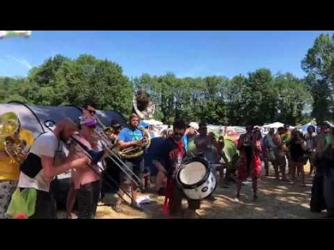 Réveil en fanfare au Foreztival