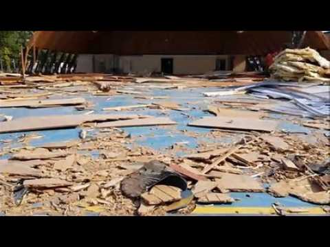 L'ancien gymnase de La Pacaudière en cours de démolition
