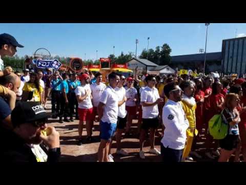 Tour de France: ambiance caravane qui chante la Marseillaise pour le 14-Juillet avant le départ