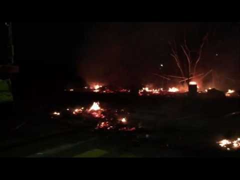 Le campement des Gilets jaunes du Gier en feu