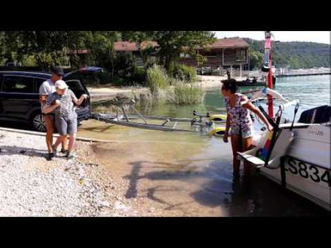 Jura: il équipent leur bateau pour profiter du lac de Vouglans avec leur fils handicapé