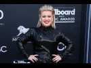 Kelly Clarkson suffered burst cyst in ovary