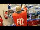 Les salariés du magasin Carrefour manifestent  dans la galerie commerciale d’École-Valentin