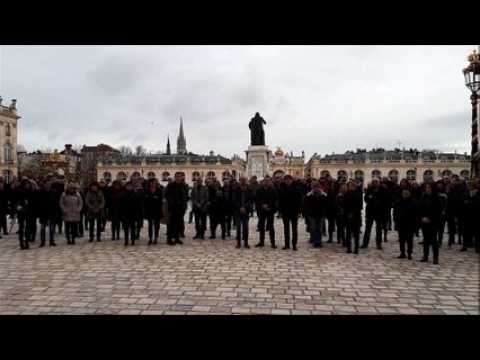 Les personnels de la mairie de Nancy rendent hommage au lieutenant-colonel Arnaud Beltrame sur la place Stanislas
