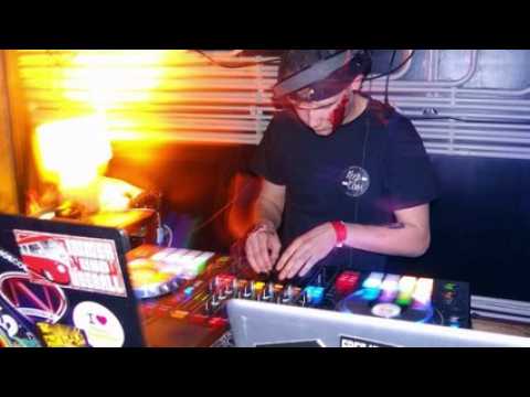 Maxime Thuau, alias AXMOS, un jeune DJ-producteur à l'avenir prometteur