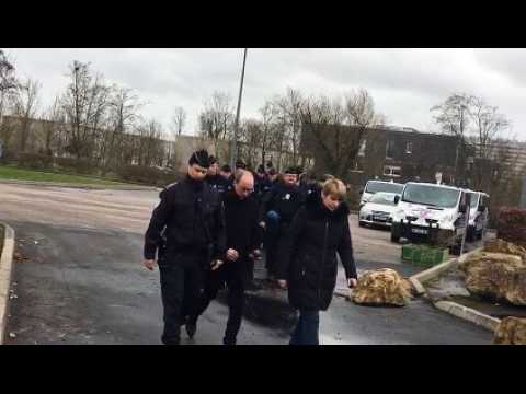 Les policiers arrivent à la prison de Nancy-Maxéville
