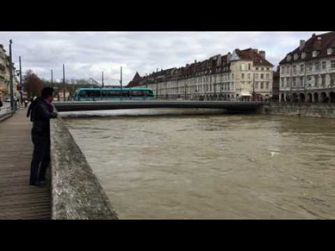 Besançon : le Doubs en crue