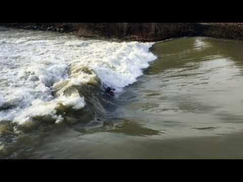 Des kayakistes de l'équipe de France surfent la vague statique de Malatte, à Besançonspor