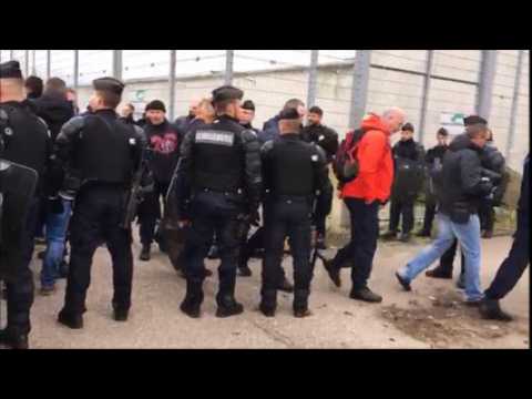 Les forces de l'ordre débloquent l'accès au centre pénitentiaire de Nancy-Maxéville