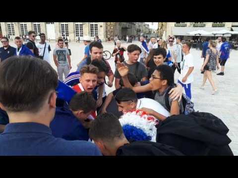 Explosion de joie place Stanislas après la victoire des Bleus face à l'Uruguay