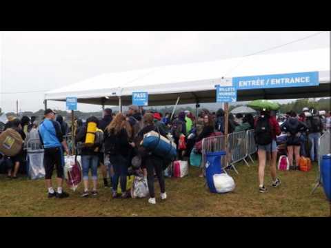 Eurockéennes Installation au  camping sous la pluie
