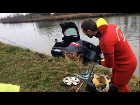 Voiture dans le canal : les pompiers aident le dépanneur à sortir le véhicule de l'eau
