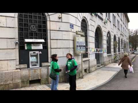 Besançon : des militants de "Alternatiba" collent des affiches sur les banques BNP