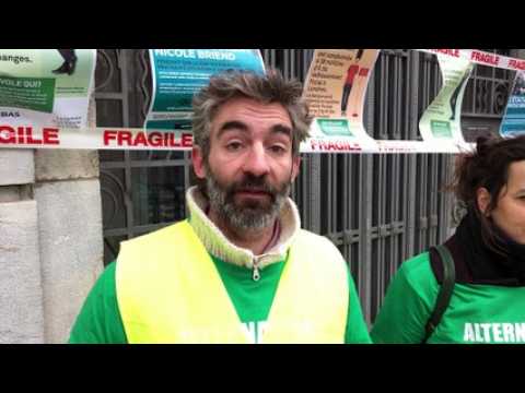 Besançon : pourquoi des militants de "Alternatiba" collent-ils des affiches sur les banques BNP ?