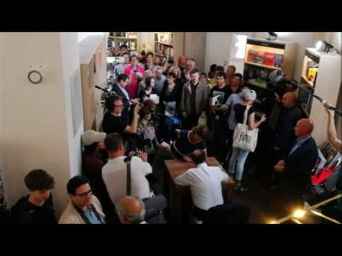 Plusieurs centaines de lecteurs patientent avant de rencontrer François Hollande à la librairie L'Intranquille à Besançon.