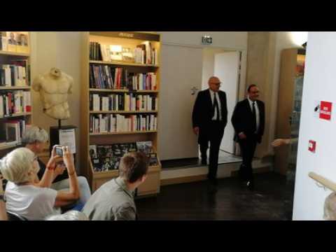 Plusieurs dizaines de personnes attendent de rencontrer l'ancien président de la République, François Hollande, à la librairie L'Intranquille de Besançon