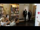 Plusieurs dizaines de personnes attendent de rencontrer l'ancien président de la République, François Hollande, à la librairie L'Intranquille de Besançon