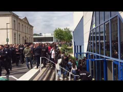 Les forces de l'ordre encadrent l'entrée de l'amphithéâtre du campus Lettres et Sciences humaines de Nancy.