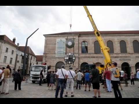 Besançon : Senestrorsum, la grande horloge à balancier réalisée par Philippe Lebru de l'atelier Utinam fait son retour place de la Révolution