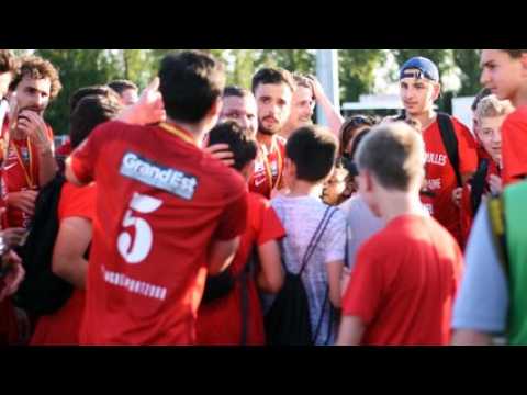 Les joueurs de Champigneulles soulèvent la Coupe de Lorraine avec leur public