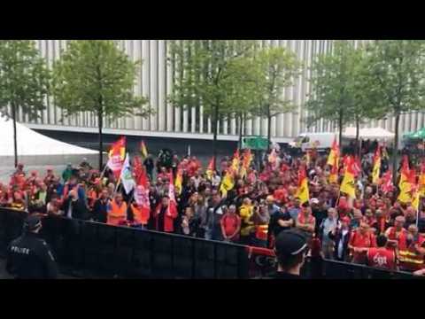 La ministre Elisabeth Borne huée à Luxembourg par les cheminots qui campent devant le bâtiment.