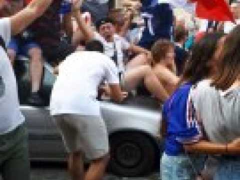 Les Nancéiens sautent de joie sur une voiture