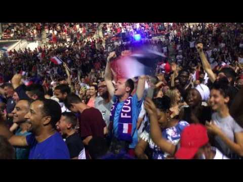 Scène de liesse au palais des sports de Nancy après le 4e but de la France