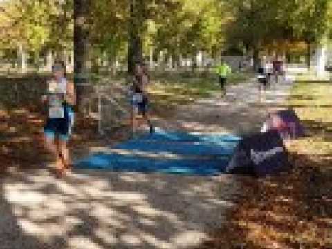 Le passage des participants du duathlon S dans le parc des Bosquets, à Lunéville