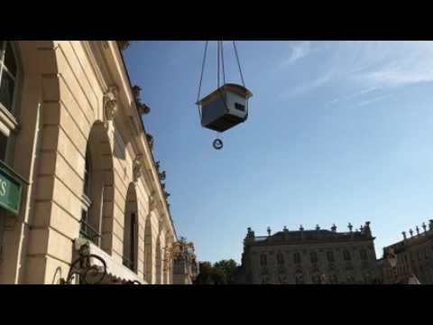 A Nancy, démontage très technique des projecteurs du son et lumière